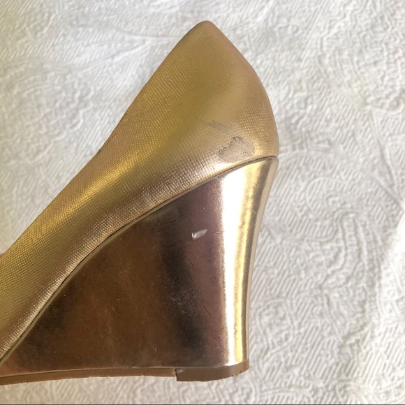 Lilly Pulitzer Resort Chic Wedge in Gold size 6 - Picture 6 of 9